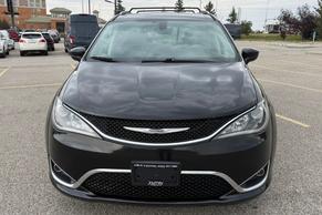 Chrysler Pacifica 2018 in Calgary