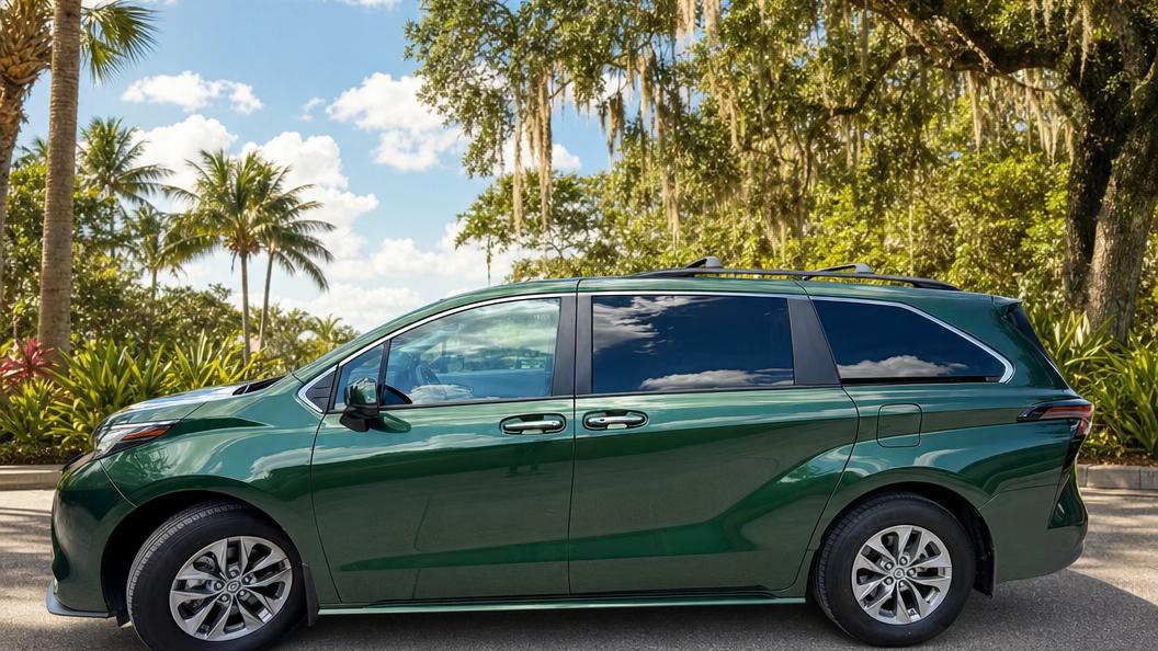 Toyota Sienna 2023 in Kissimmee, FL