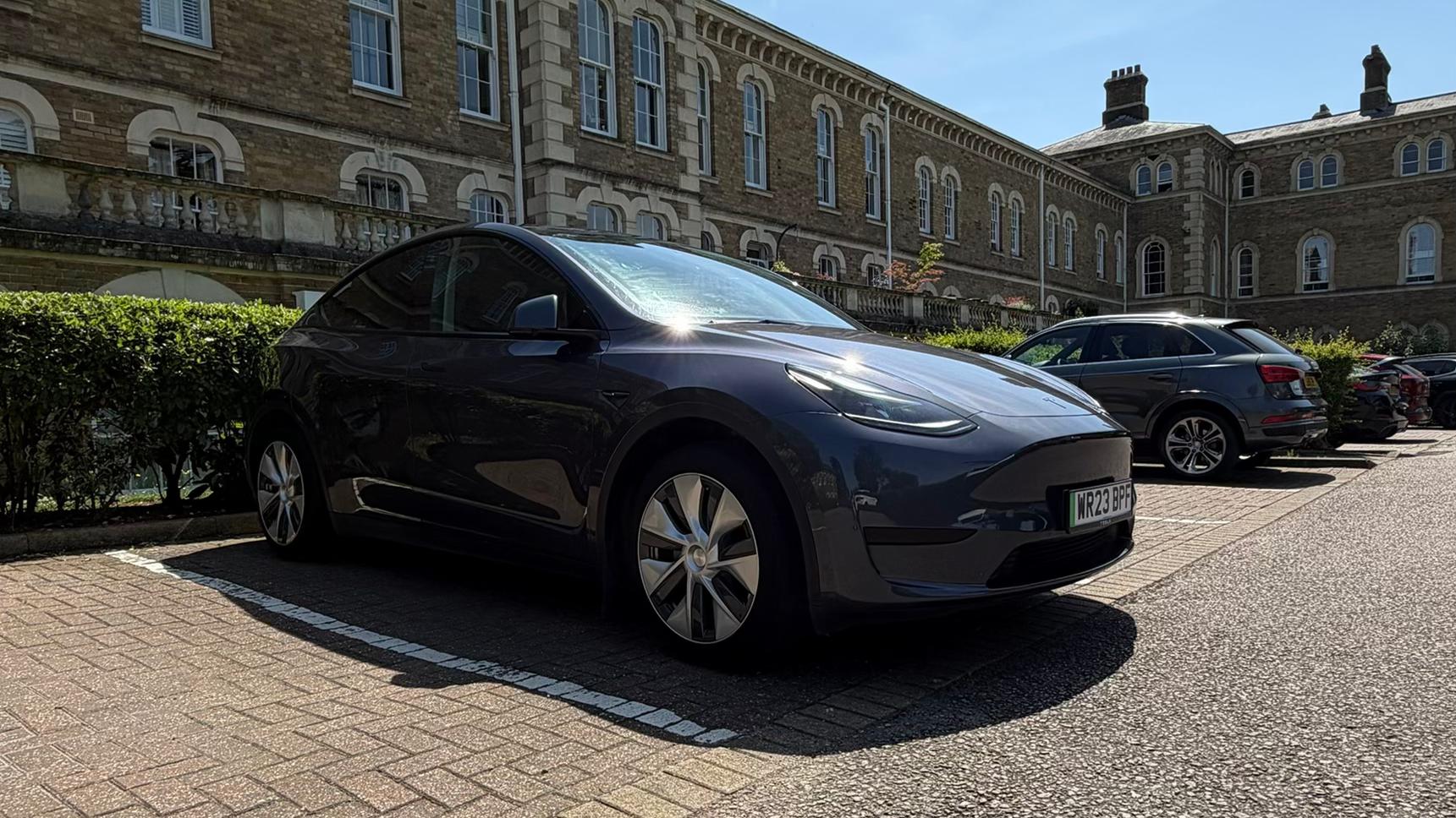 Tesla Model Y 2023 in London