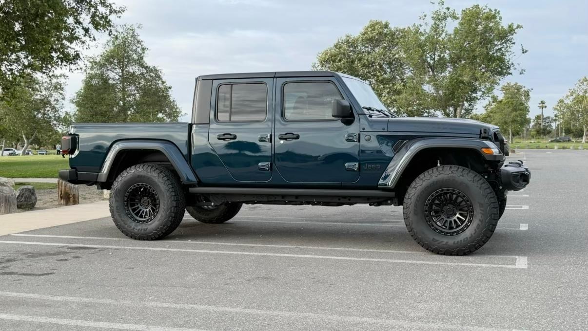 Jeep Gladiator 2025 in Huntington Beach, CA