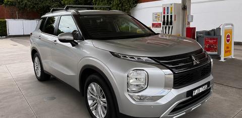 Mitsubishi OUTLANDER 2024