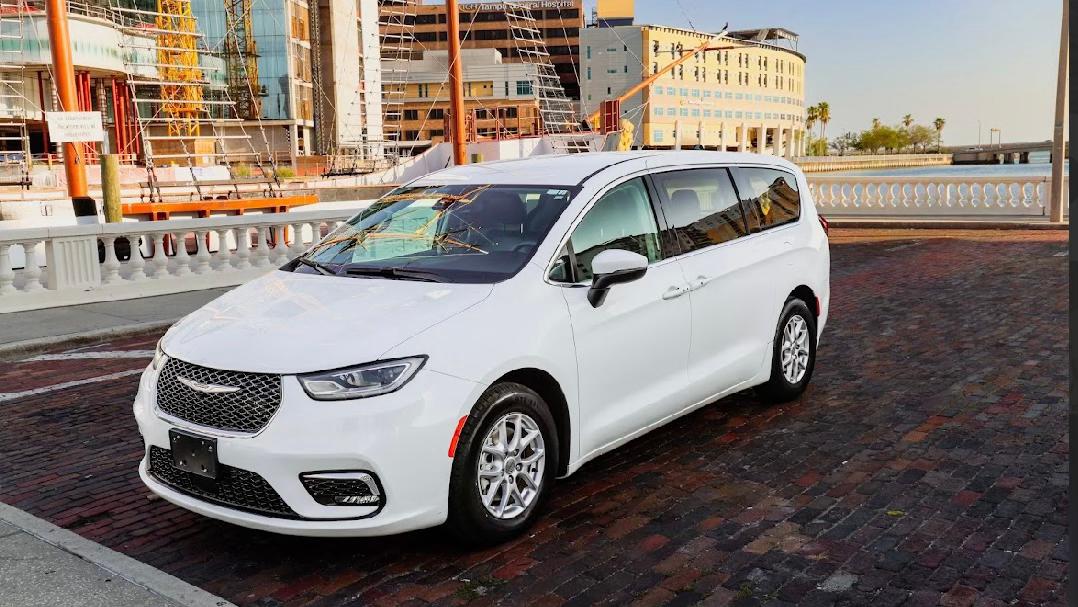 Chrysler Pacifica 2023 in Tampa, FL