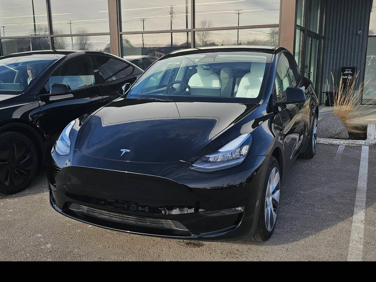 Tesla Model Y 2023 in Bloomington, MN