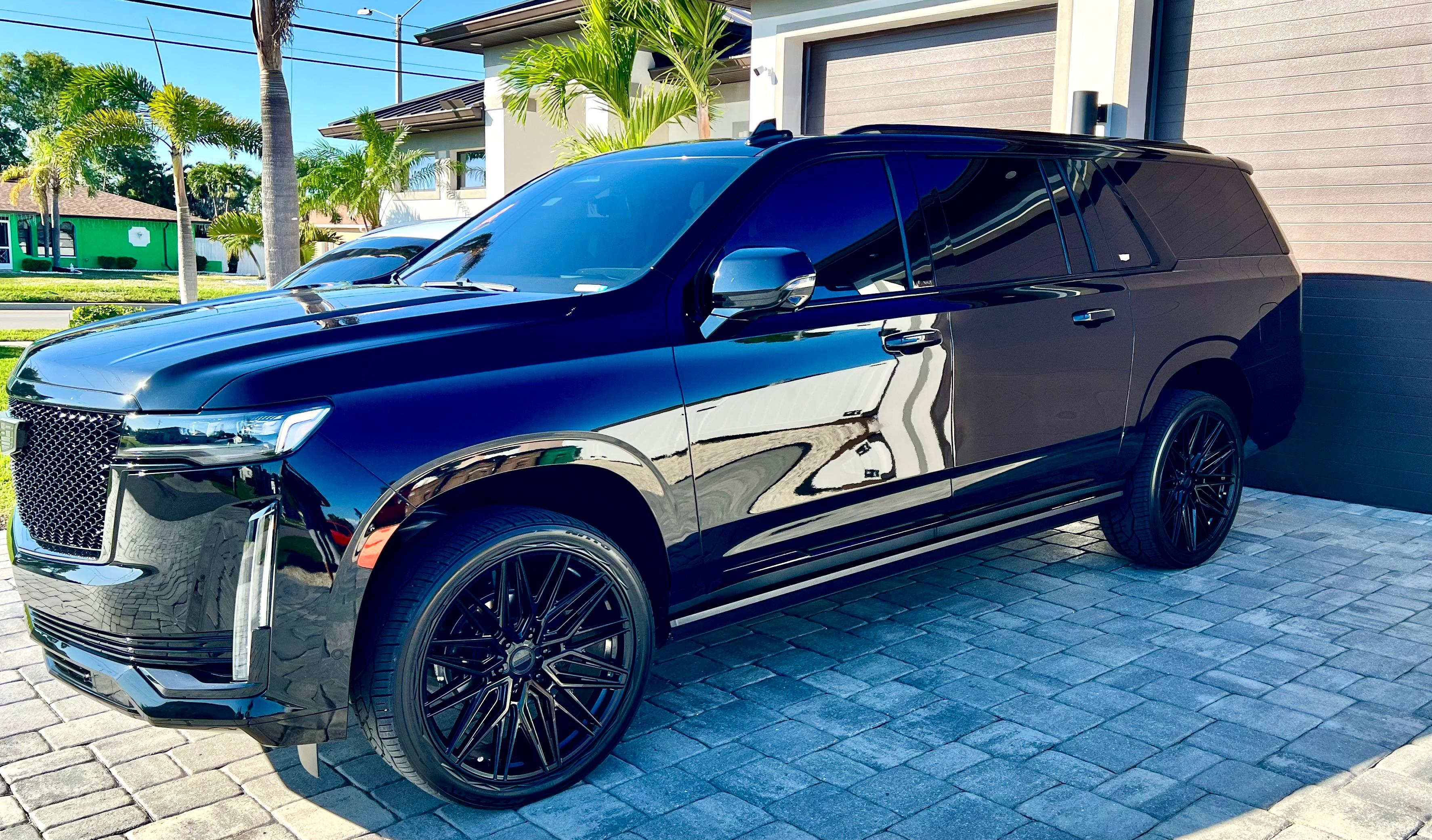 Cadillac Escalade ESV 2023 in 