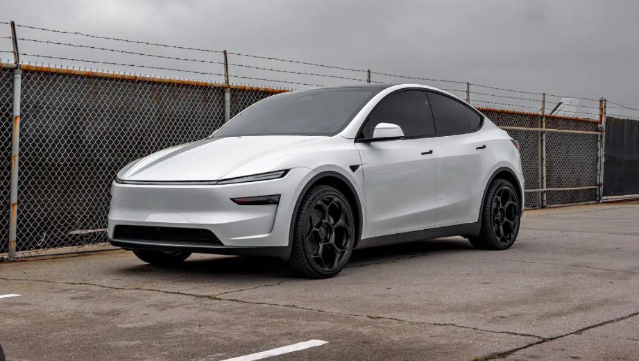 Tesla Model Y 2026 in Hebron, KY