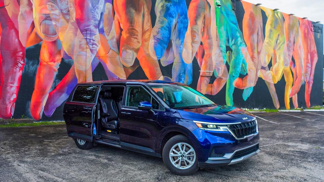 Kia Carnival 2024 in Miami, FL