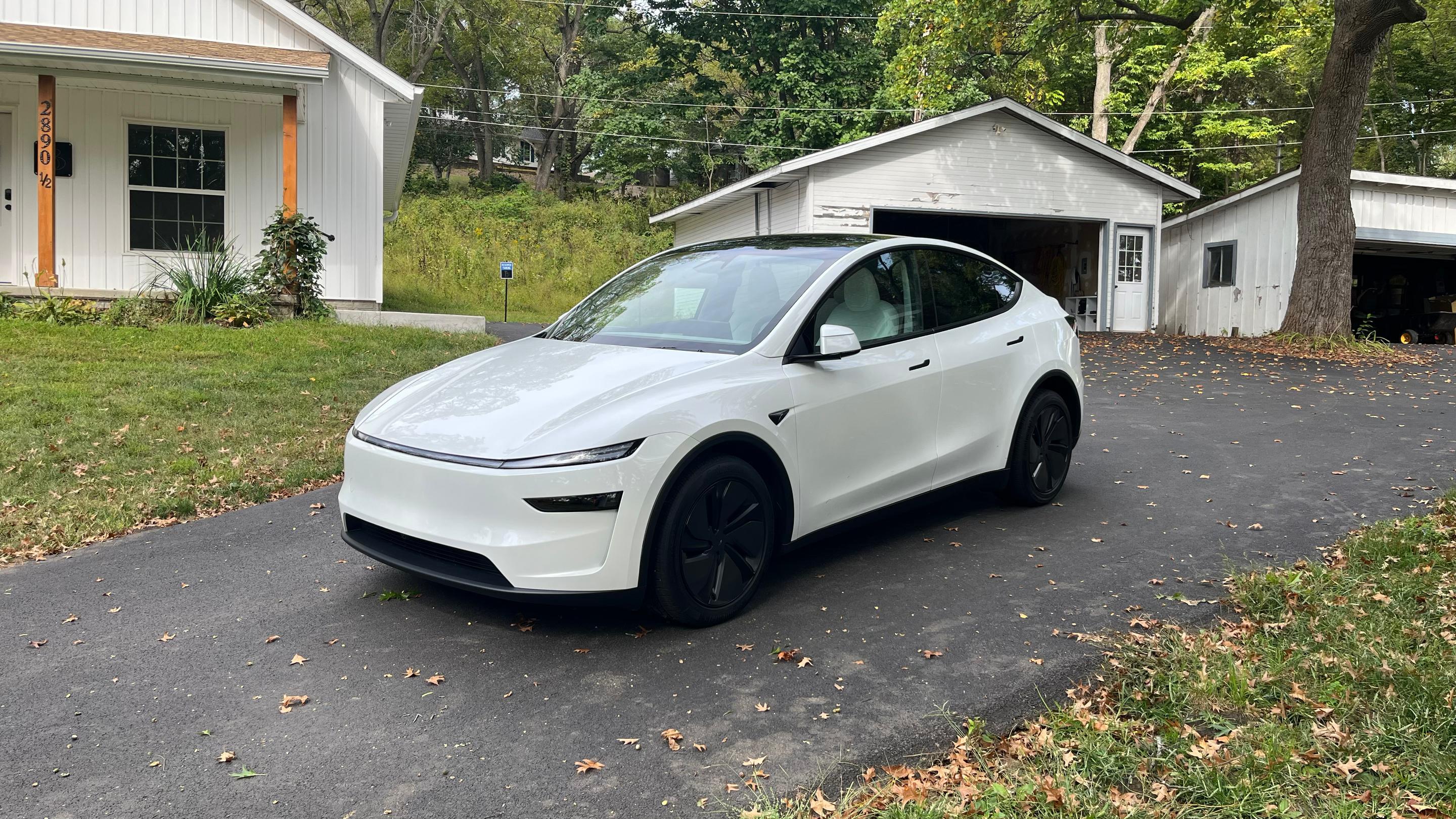 Tesla Model Y 2026 in Riverdale, IA