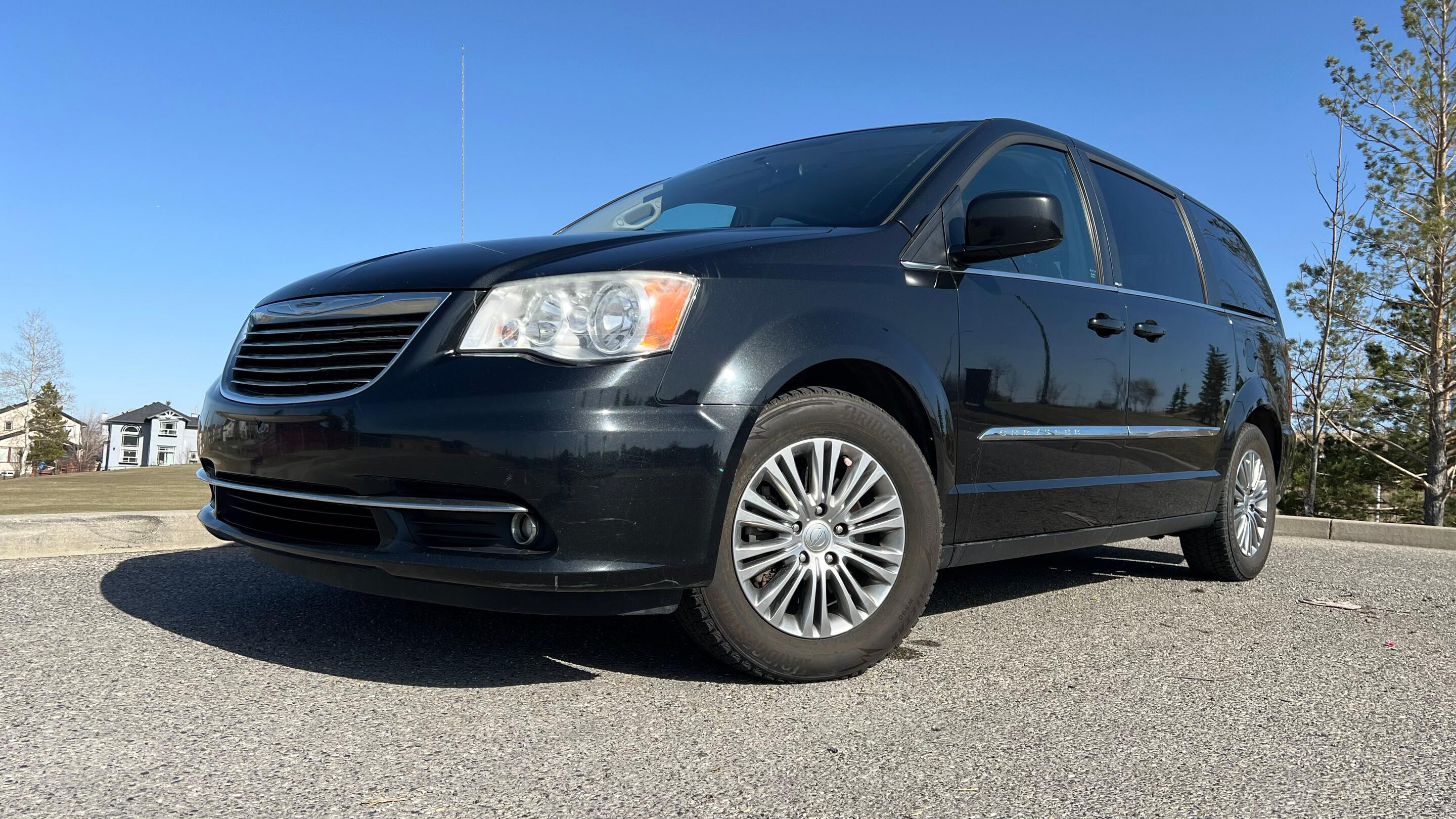 Chrysler Town & Country 2014 à Calgary, AB