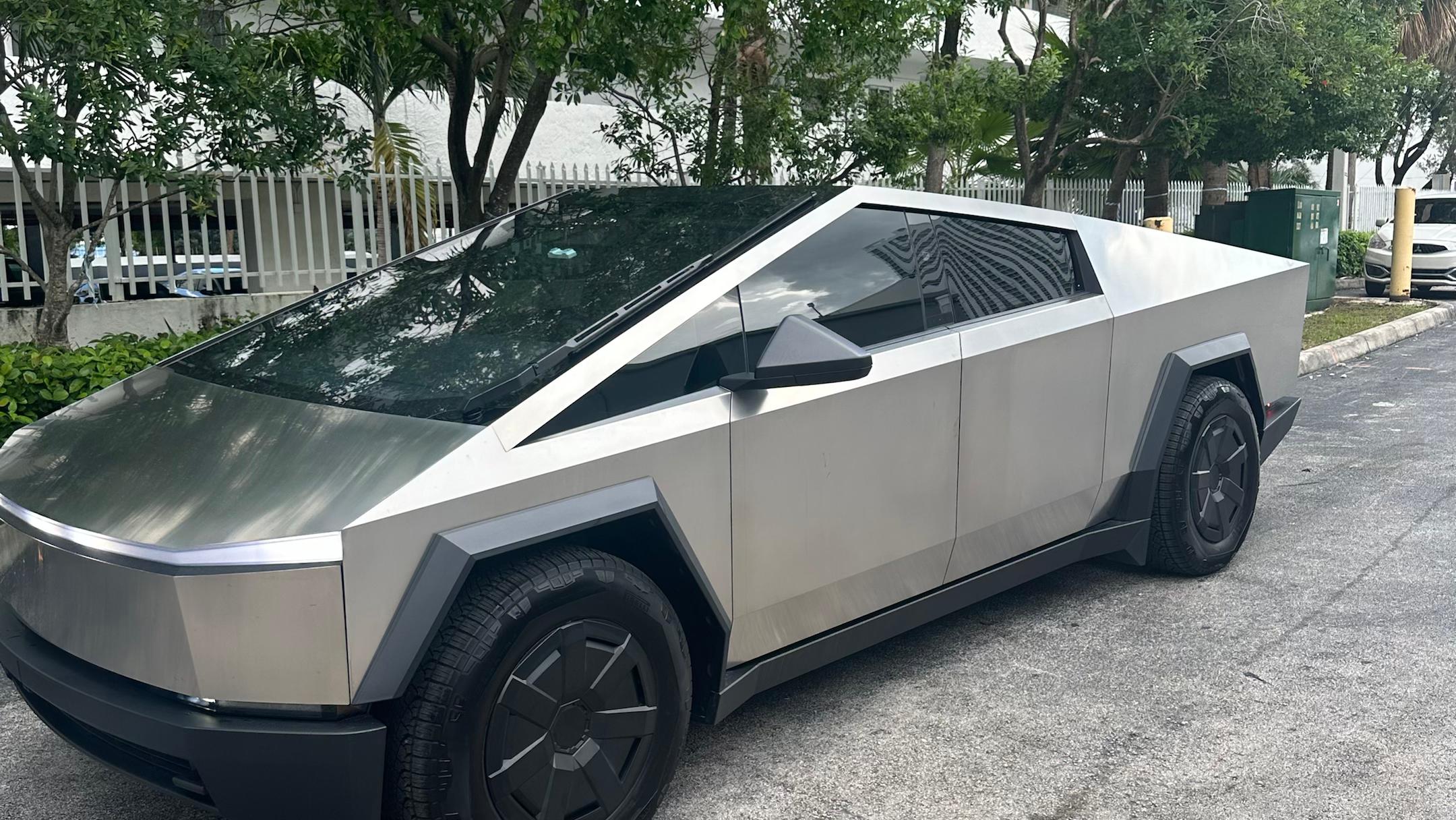 Tesla Cybertruck 2024 in Miami, FL