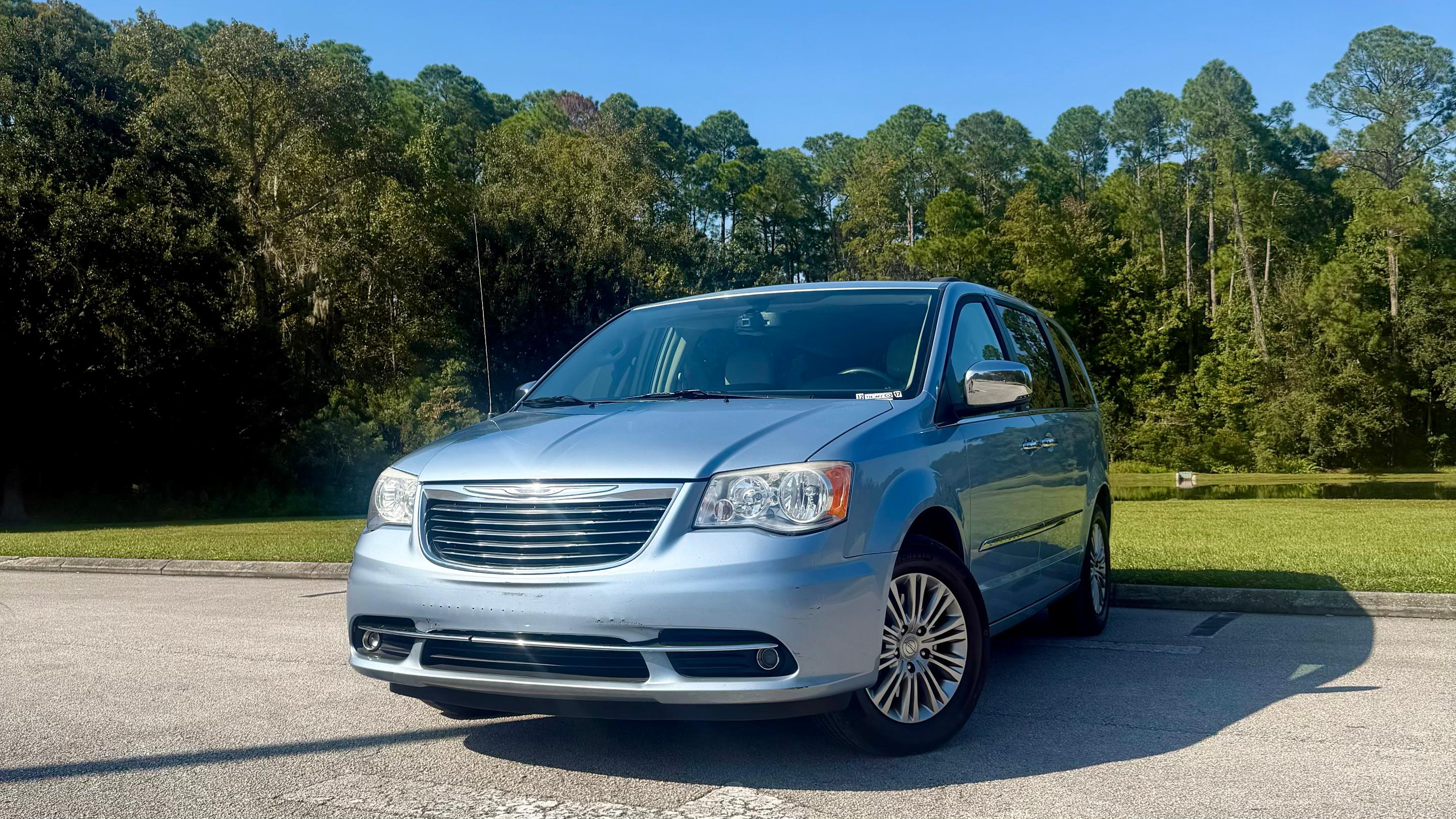 Chrysler Town & Country 2013 in Jacksonville, FL