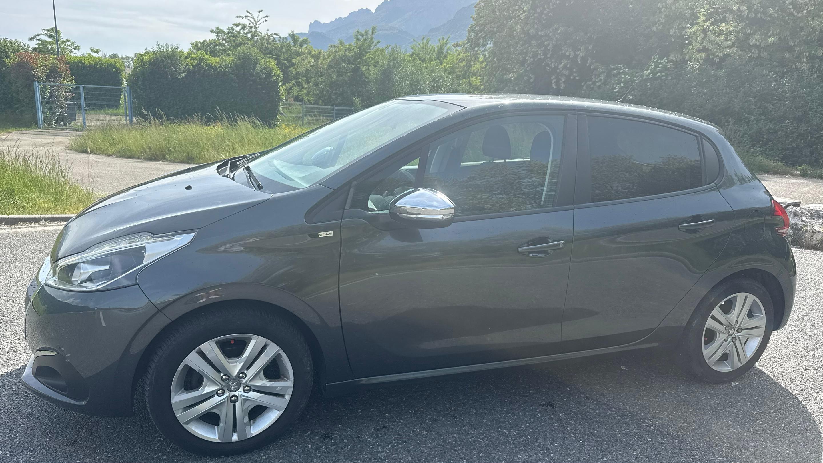 Peugeot 208 2017 à Épierre