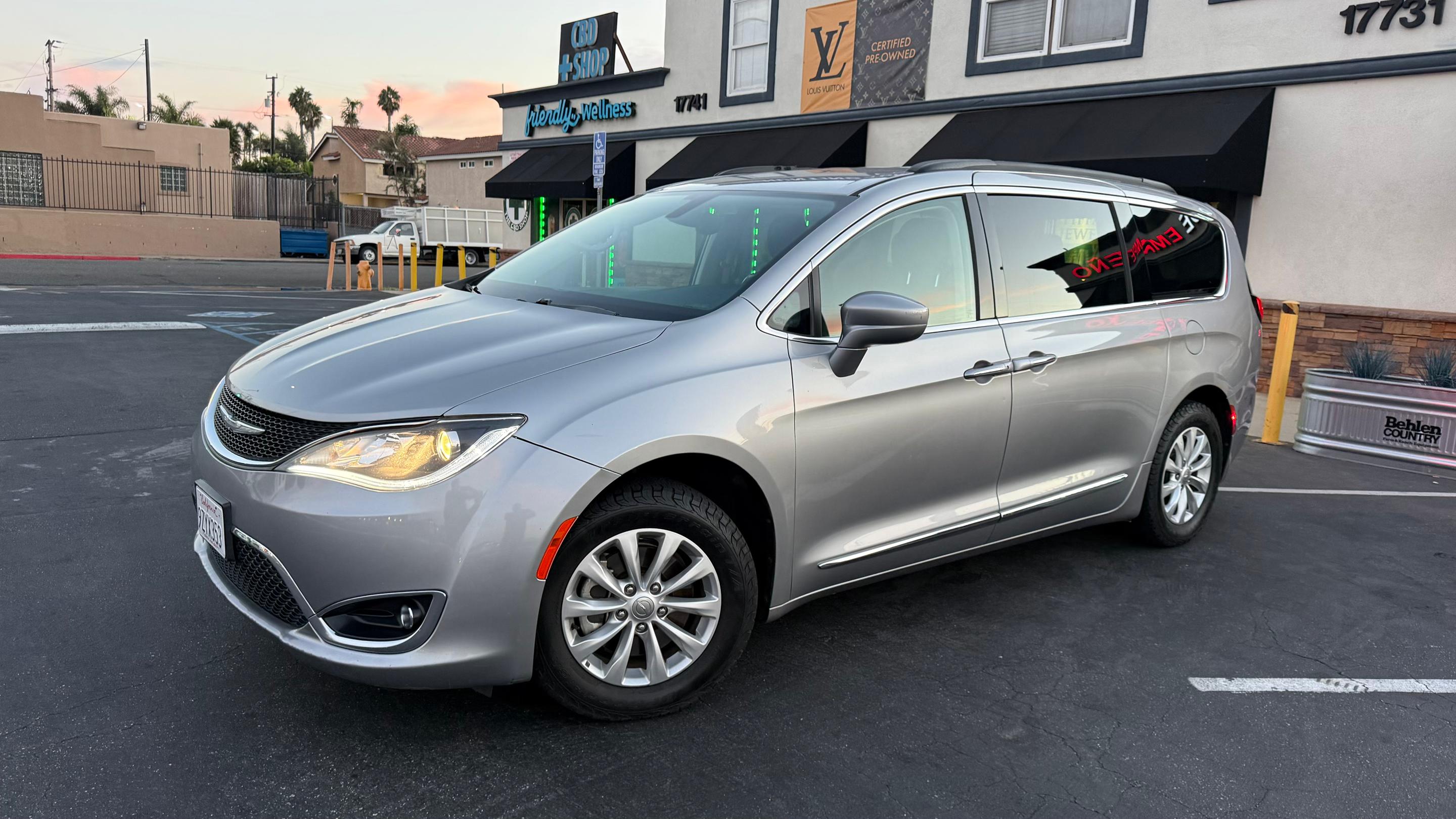 Chrysler Pacifica 2017 in Huntington Beach, CA