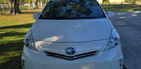 Toyota Prius v 2013