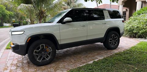Rivian R1S 2023