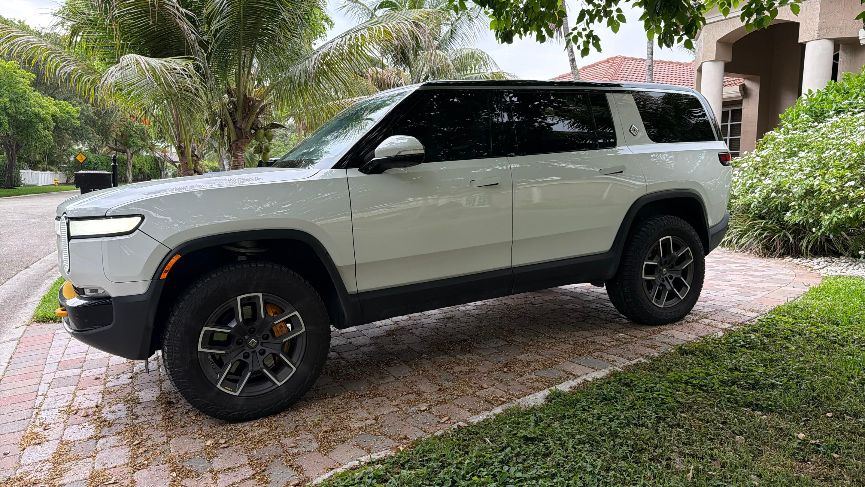 Rivian R1S 2023 in 
