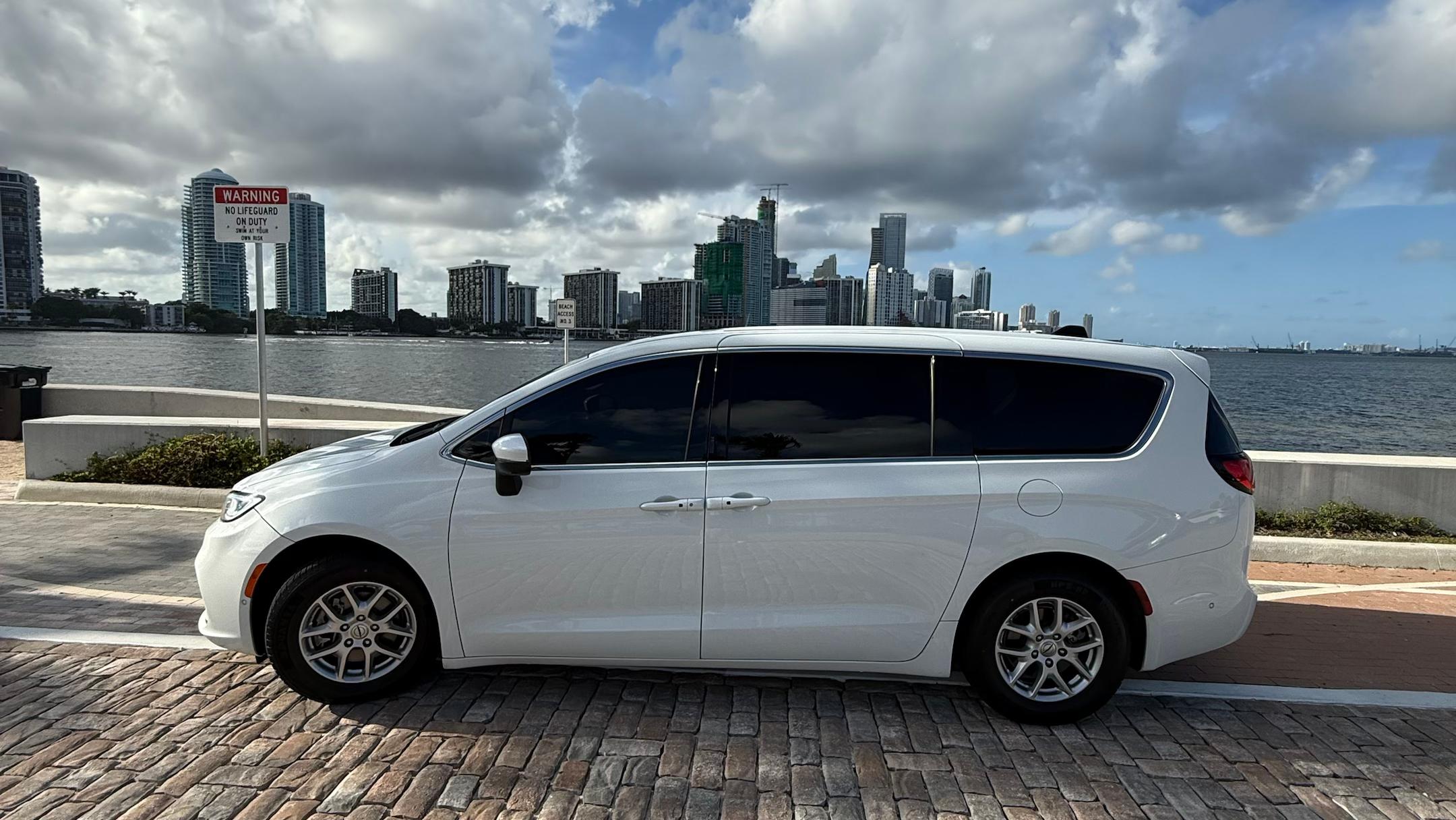 Chrysler Pacifica 2023 in Miami, FL