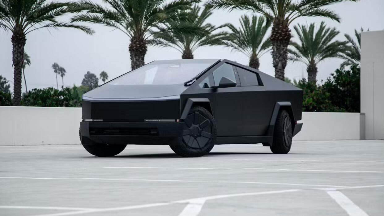 Tesla Cybertruck 2025 in Santa Ana, CA