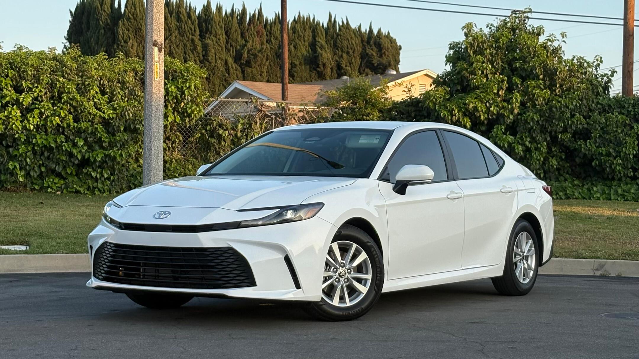 Toyota Camry Hybrid 2025 in Nashville, TN