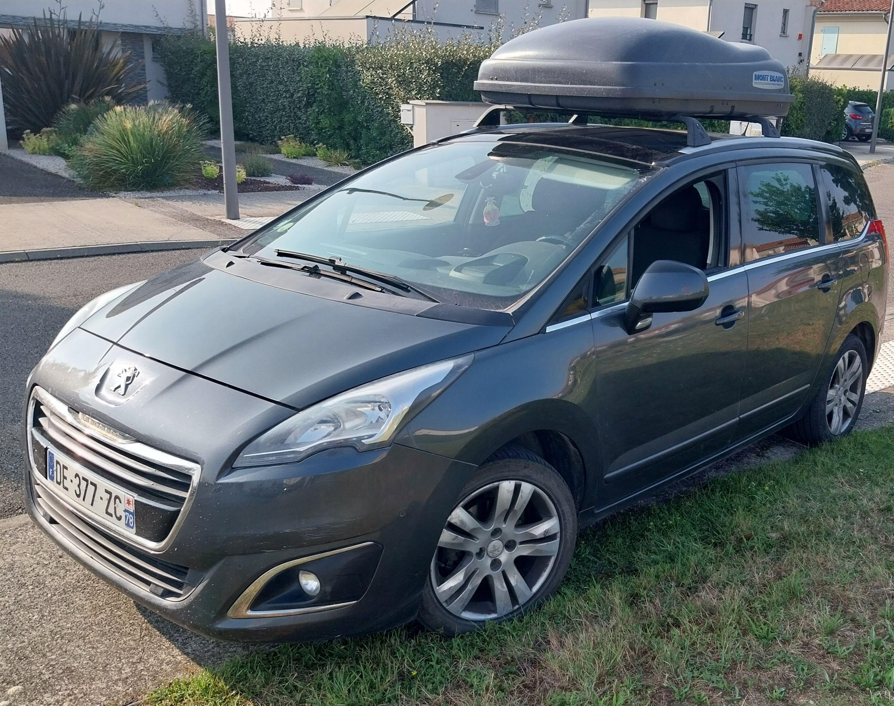Peugeot 5008 2014 à La Salvetat-Saint-Gilles