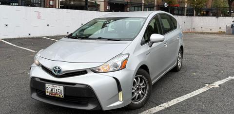 Toyota Prius v 2015