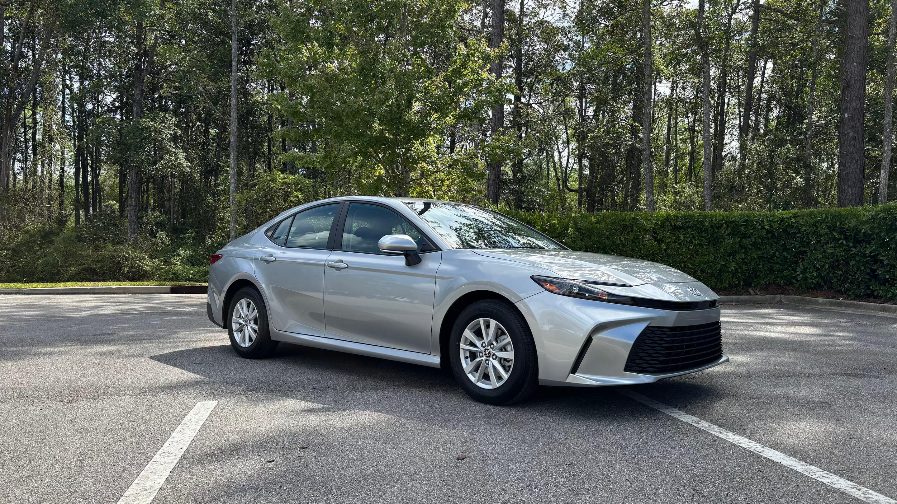 Toyota Camry Hybrid 2025 in Jacksonville, FL
