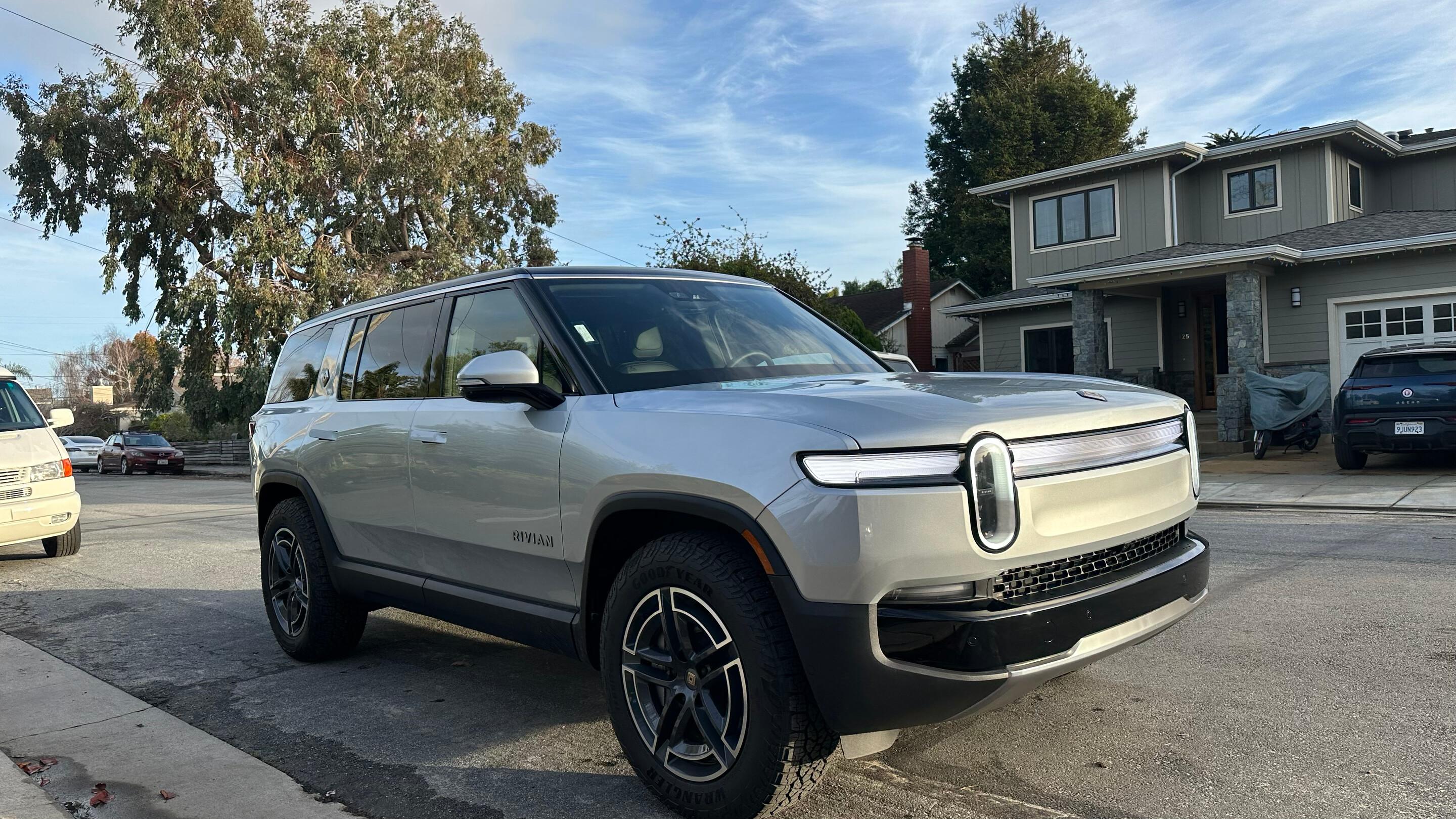 Rivian R1S 2025 in Los Angeles, CA