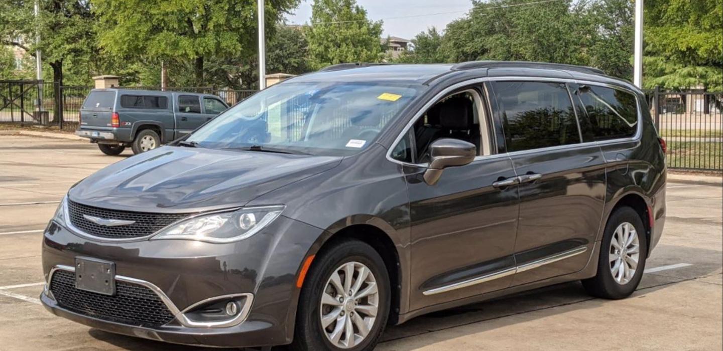 Chrysler Pacifica 2017 rental in Orlando, FL by Rentur L. Turo