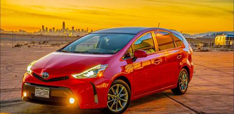 Toyota Prius v 2017