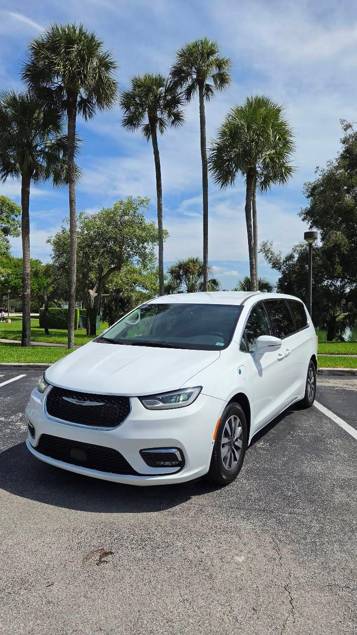Chrysler Pacifica 2022 in Miami, FL