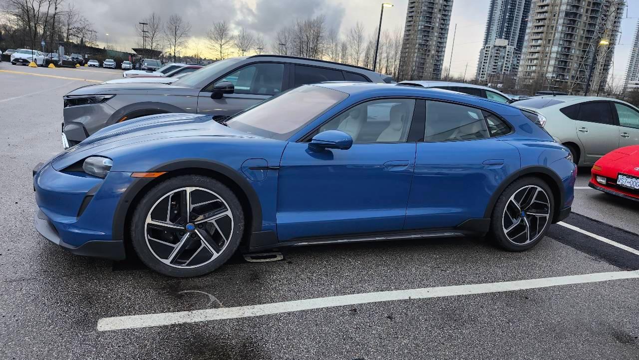 Porsche Taycan 2023 à White Rock, BC