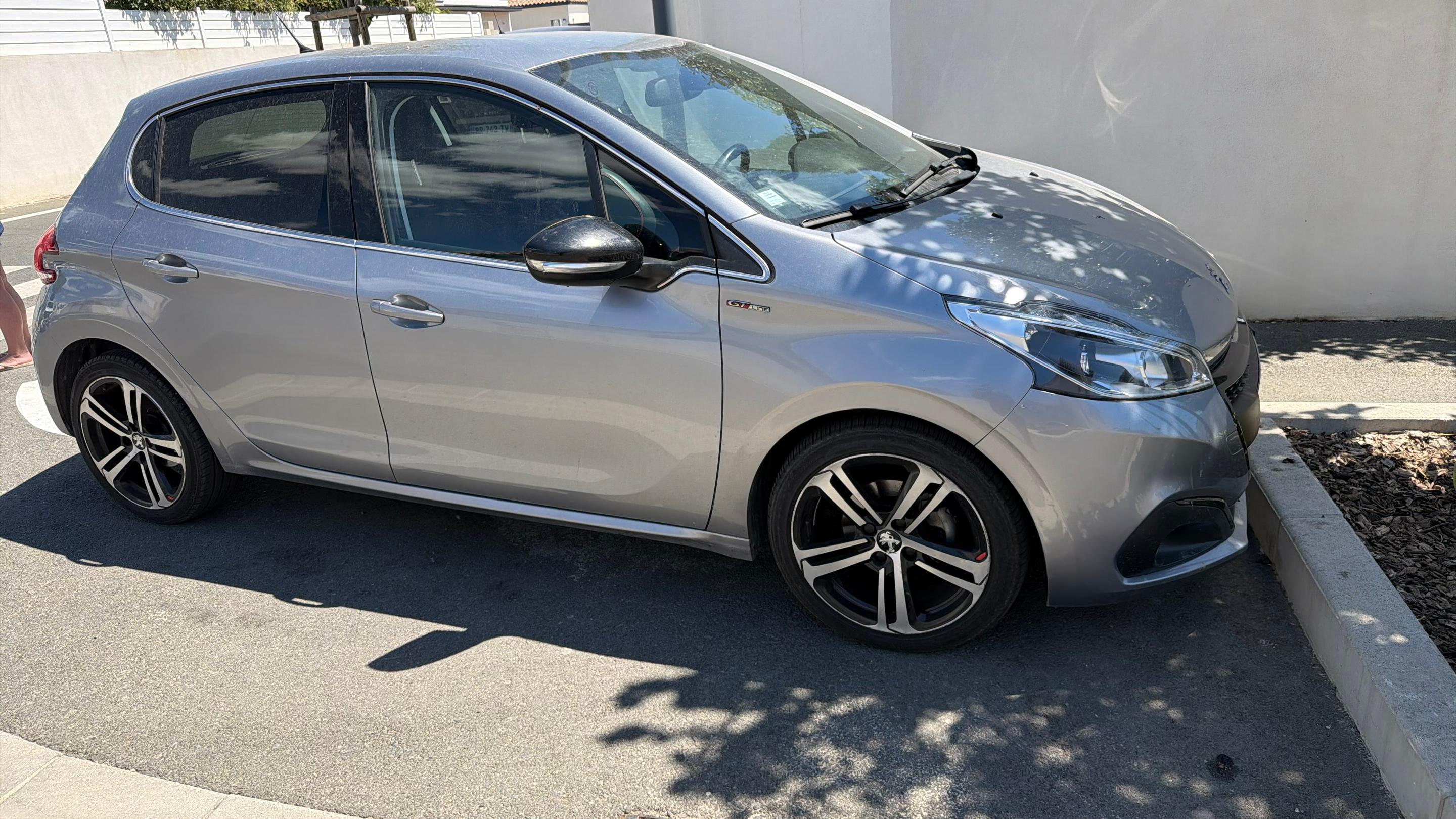 Peugeot 208 2019 in Béziers