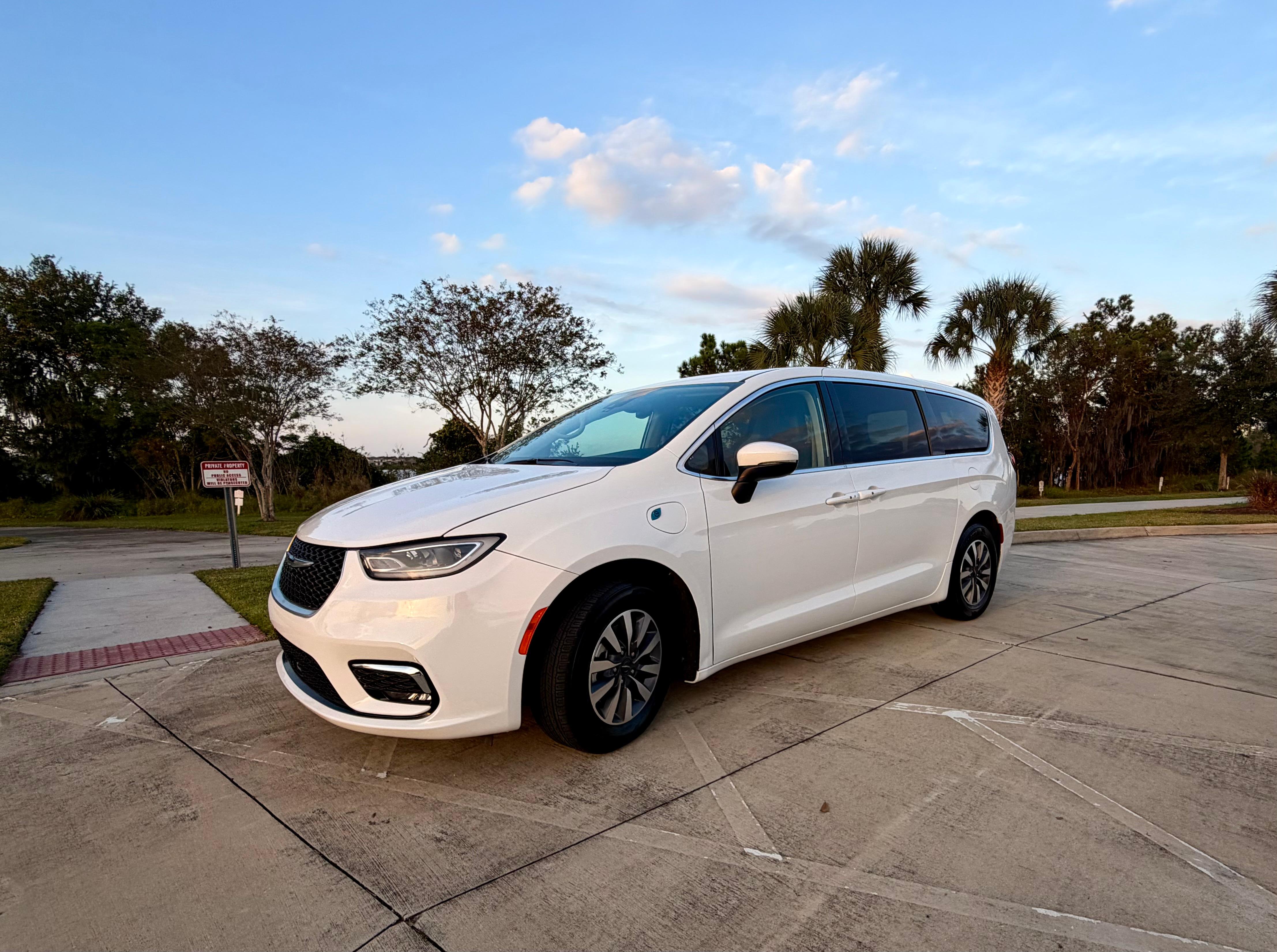 Chrysler Pacifica 2023 in Oakland, FL