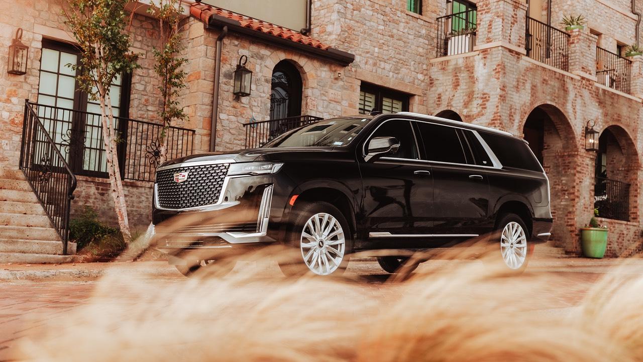 Cadillac Escalade ESV 2023 in 