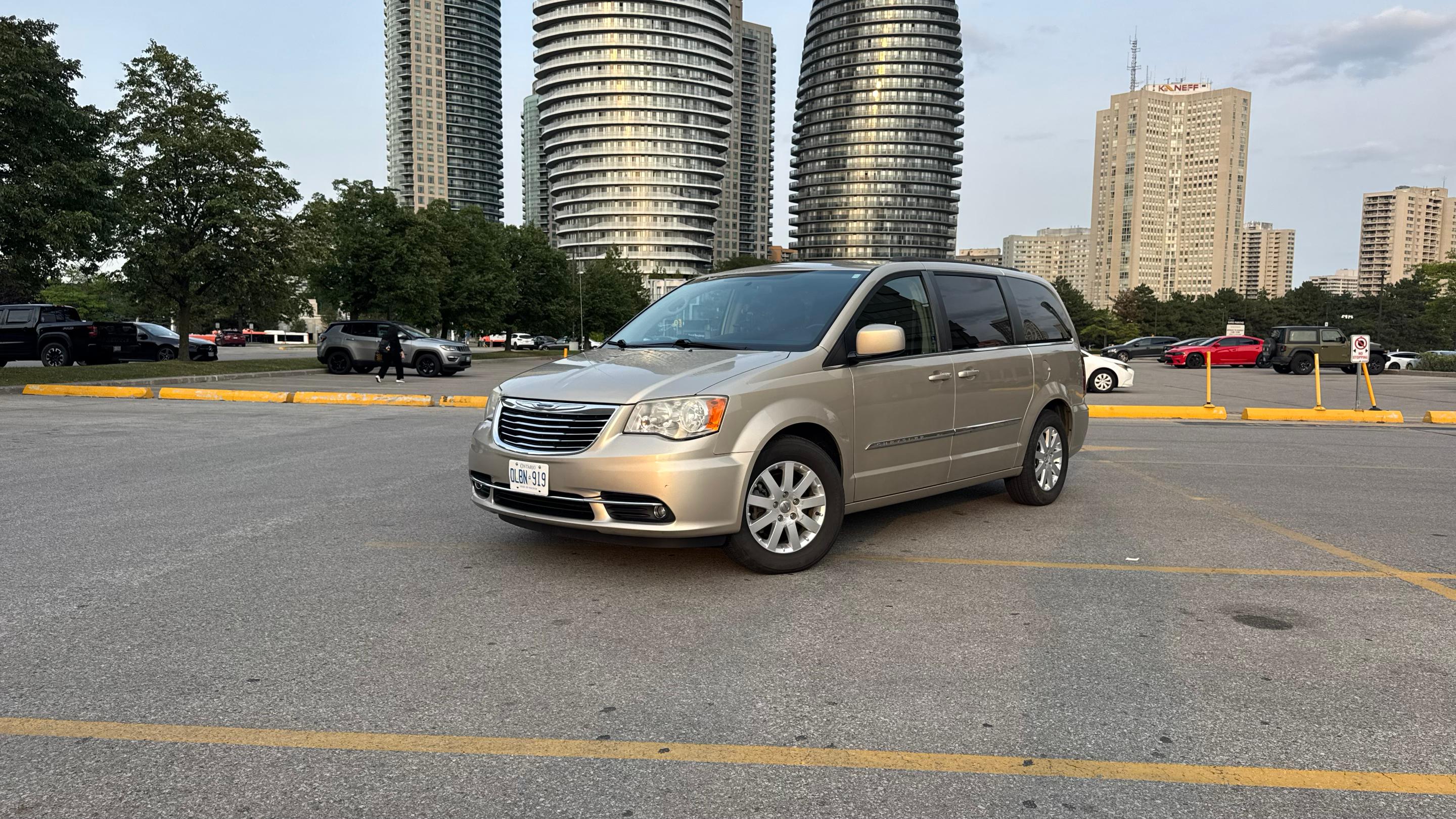 Chrysler Town & Country 2014 in Oakville, ON
