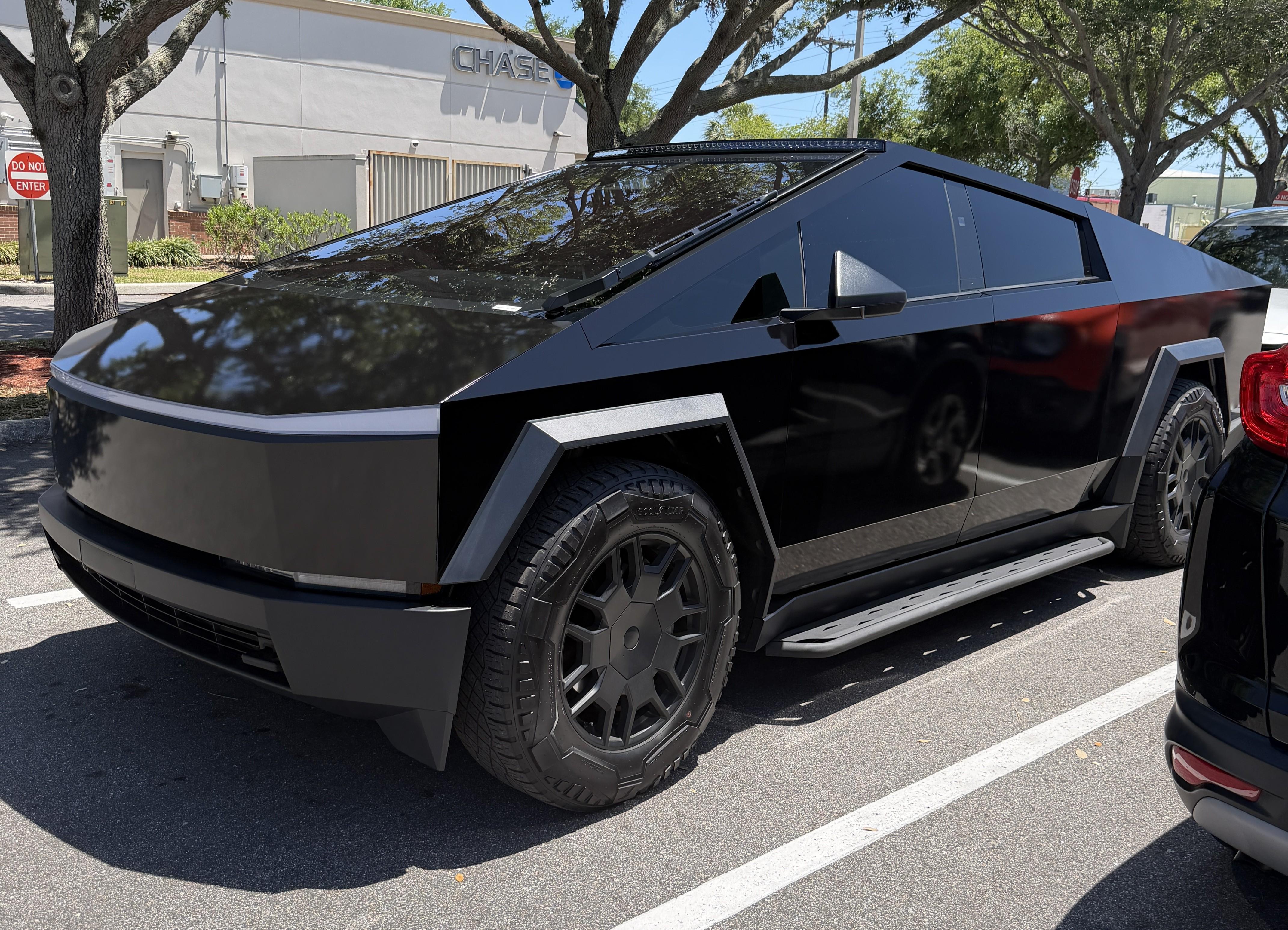 Tesla Cybertruck 2024 in Winter Haven, FL