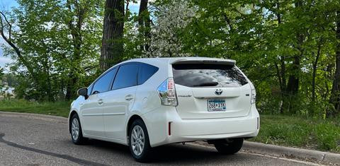 Toyota Prius v 2012
