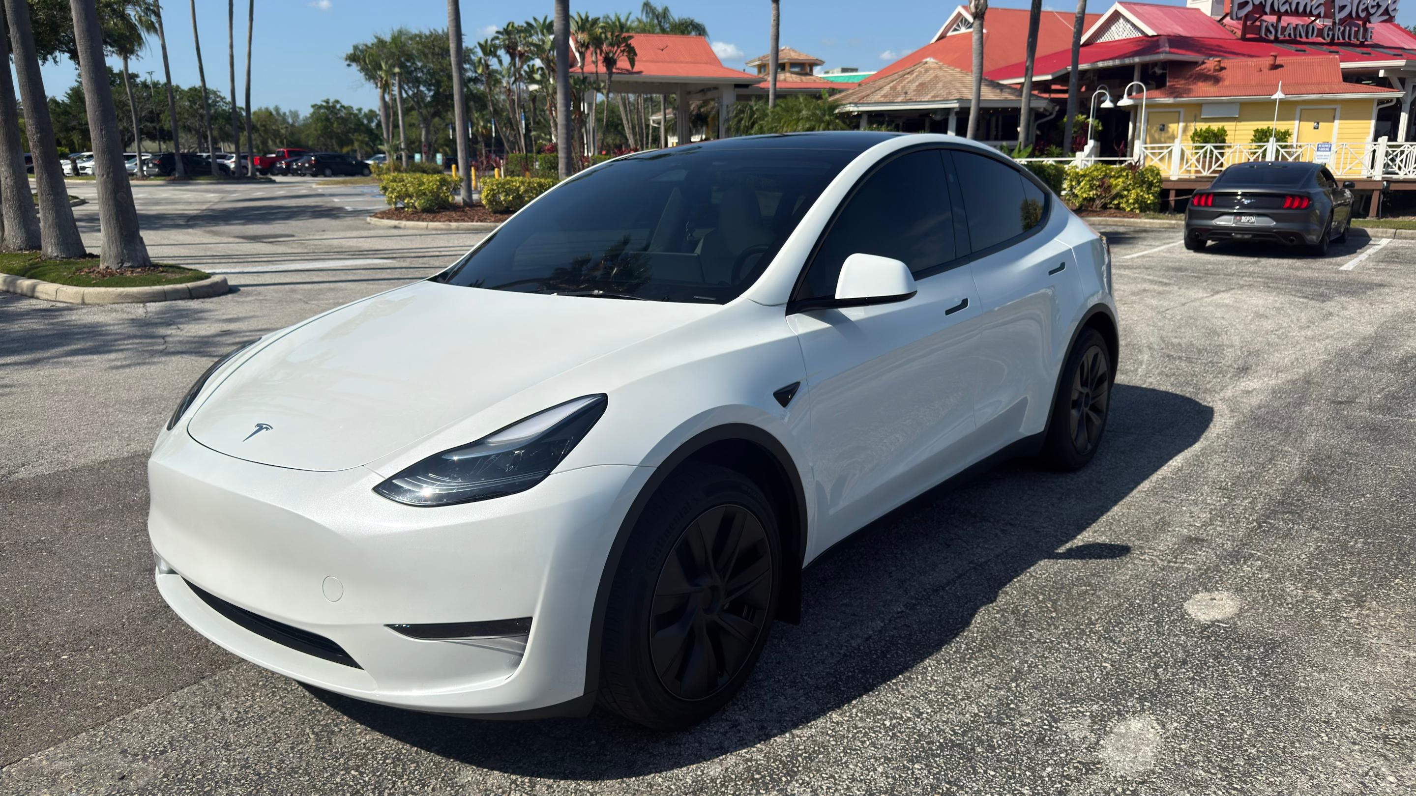 Tesla Model Y 2025 in Tampa, FL