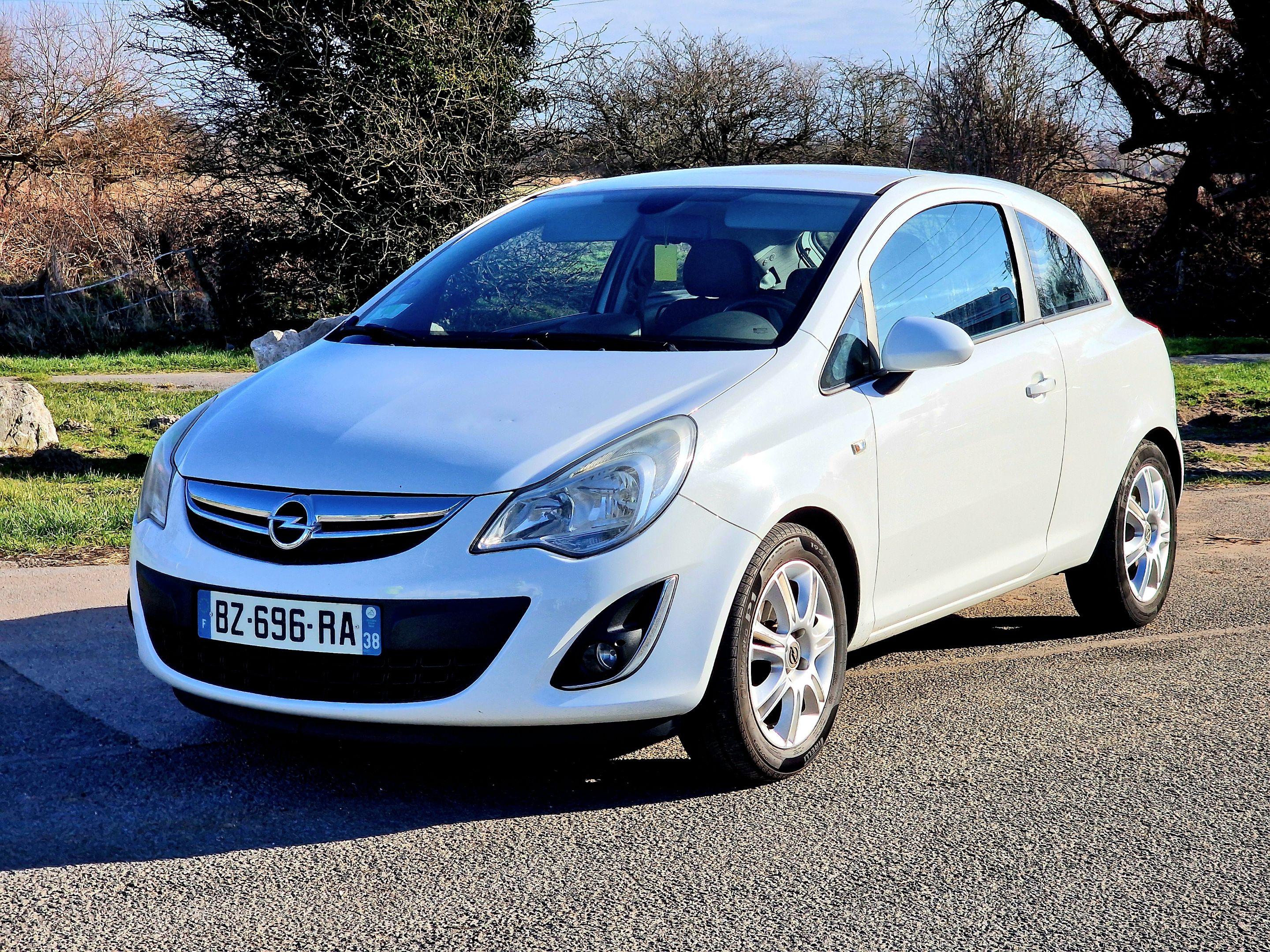 Opel CORSA 2011 à Rang-du-fliers