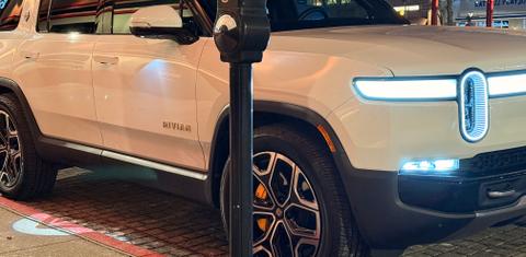 Rivian R1S 2022
