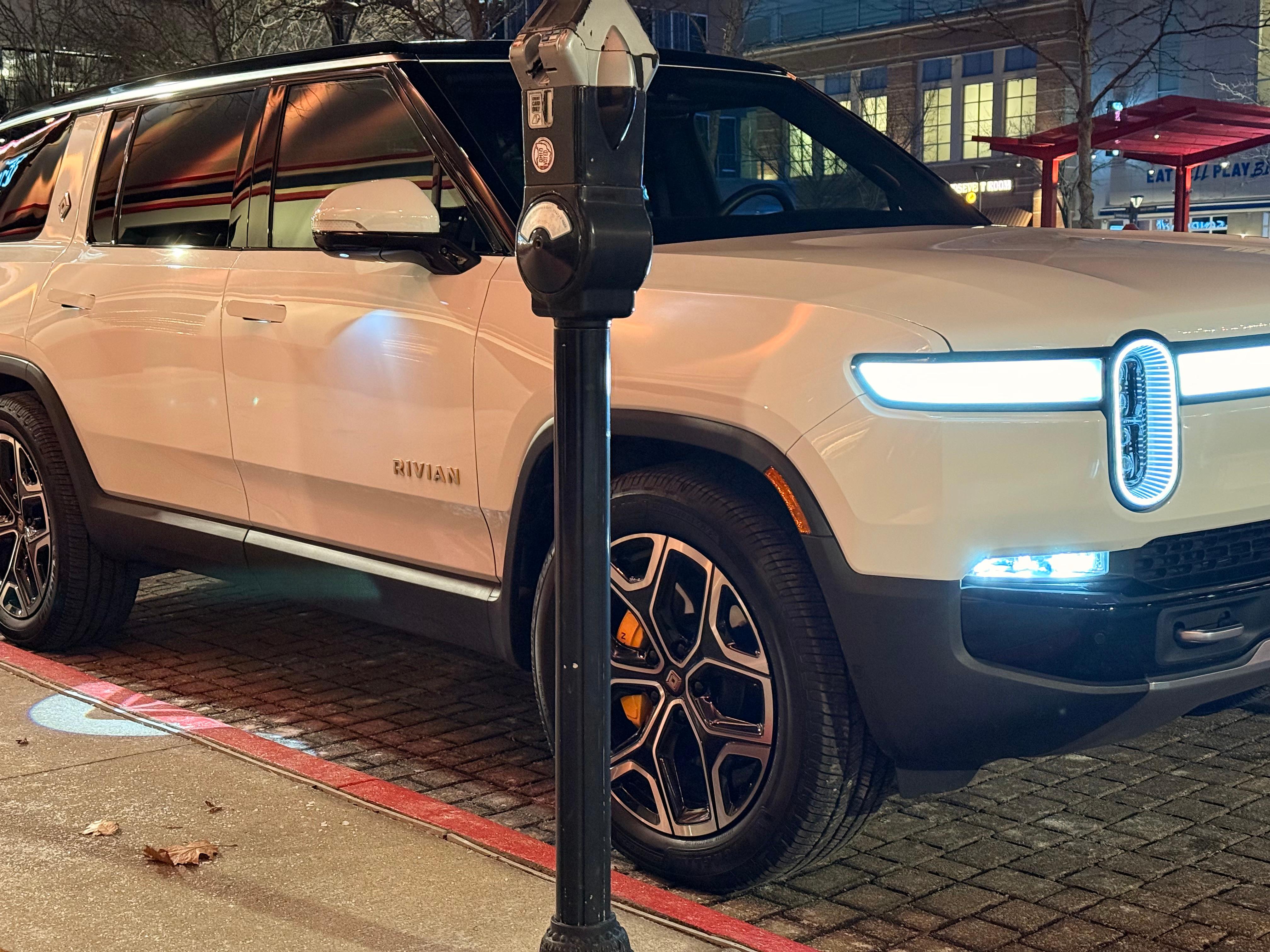 Rivian R1S 2022 in 