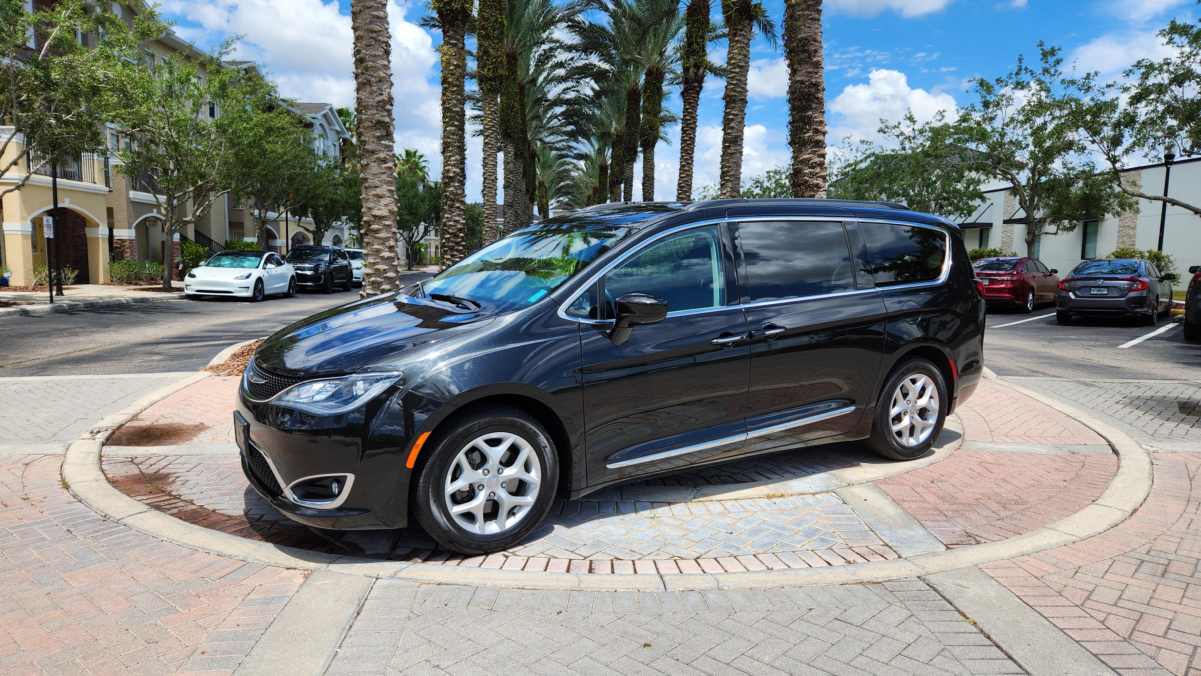Chrysler Pacifica 2017 in Tampa, FL