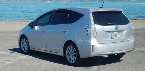 Toyota Prius v 2012