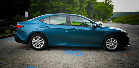 Toyota Camry Hybrid 2025