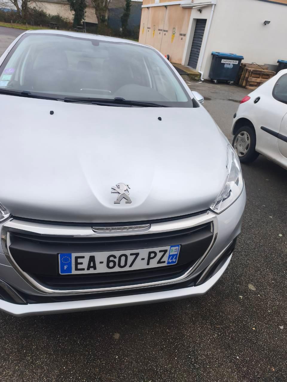 Peugeot 208 2016 à Ploeren