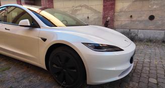 Tesla Model 3 2024 — Options de location de voitures à Sidney, BC