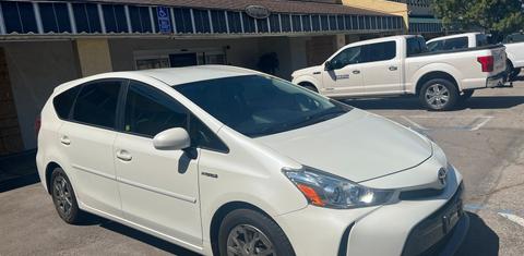 Toyota Prius v 2015