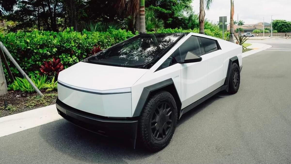 Tesla Cybertruck 2024 in Cape Coral, FL