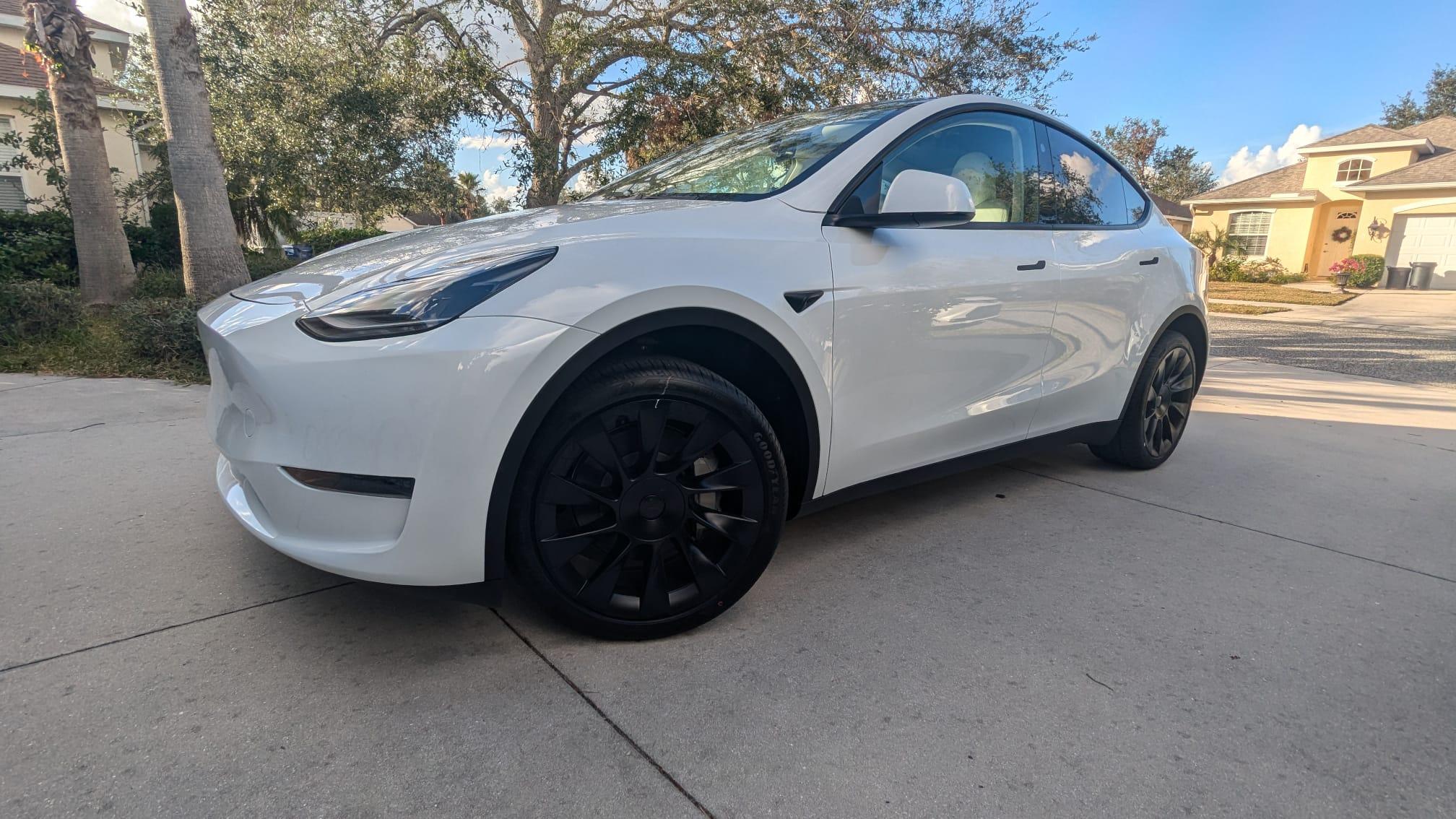 Tesla Model Y 2025 in Sarasota, FL