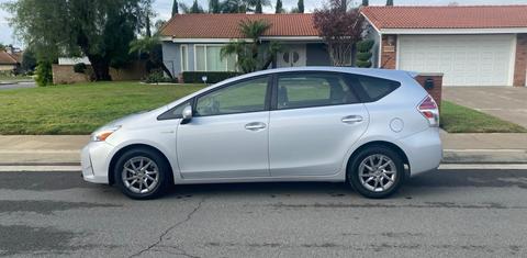 Toyota Prius v 2016