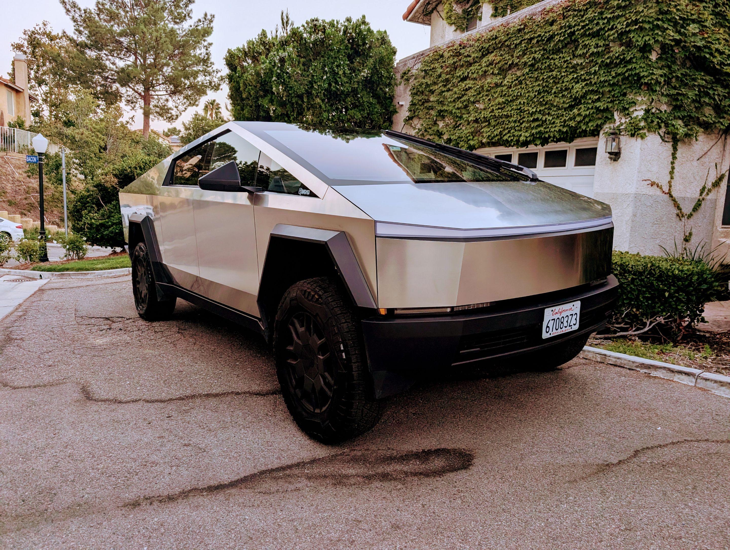 Tesla Cybertruck 2024 in Santa Clarita, CA